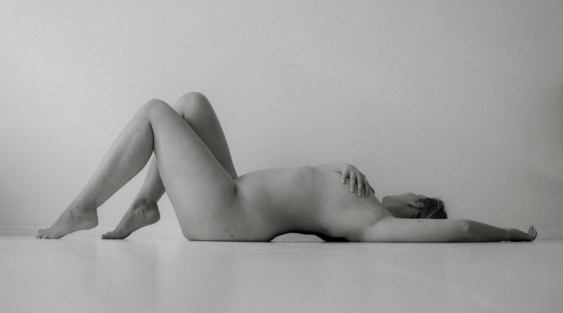 Alastonkuvaus studiolla Eirassa. Nude photography art shoot.
